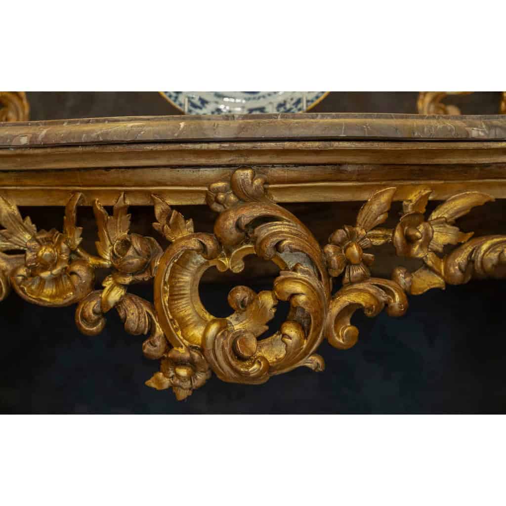 Console en bois sculpté ajouré et doré à décor Rocaille Italie fin du XVIIIème siècle 