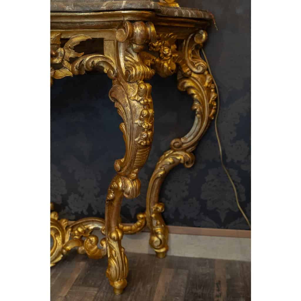 Console en bois sculpté ajouré et doré à décor Rocaille Italie fin du XVIIIème siècle 