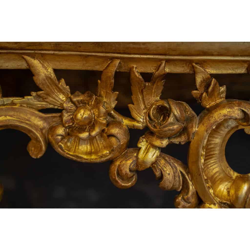 Console en bois sculpté ajouré et doré à décor Rocaille Italie fin du XVIIIème siècle 