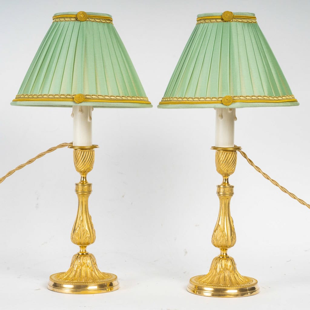 Paire de bougeoirs de style Louis XVI montée en lampes en bronze finement ciselé vers 1820 