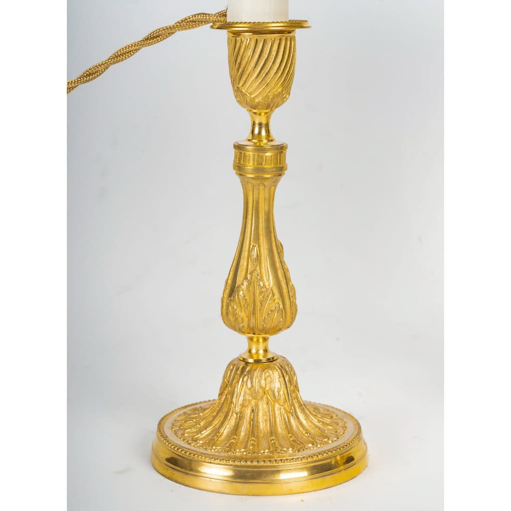 Paire de bougeoirs de style Louis XVI montée en lampes en bronze finement ciselé vers 1820 