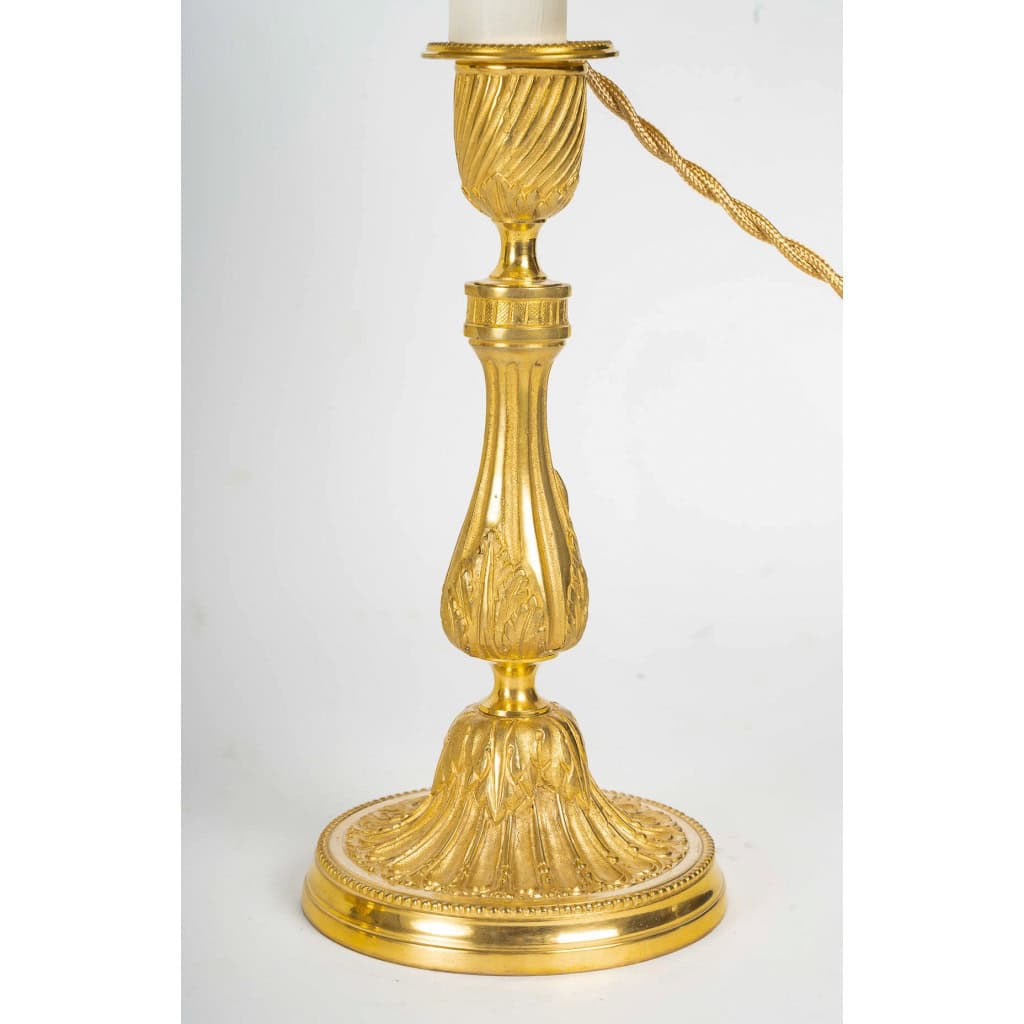 Paire de bougeoirs de style Louis XVI montée en lampes en bronze finement ciselé vers 1820 