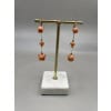 Paire de pendants d'oreilles or jaune et corail 