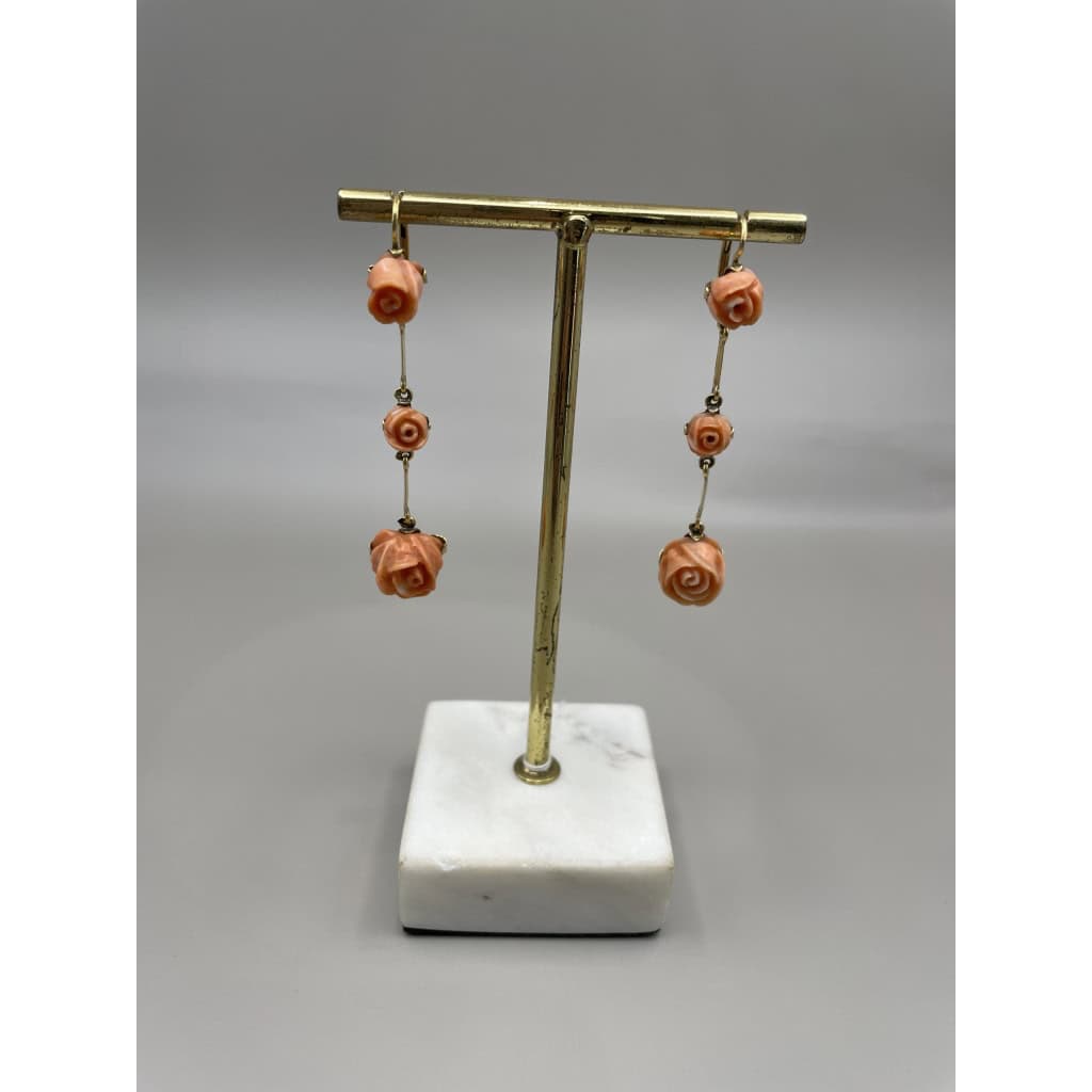 Paire de pendants d'oreilles or jaune et corail 