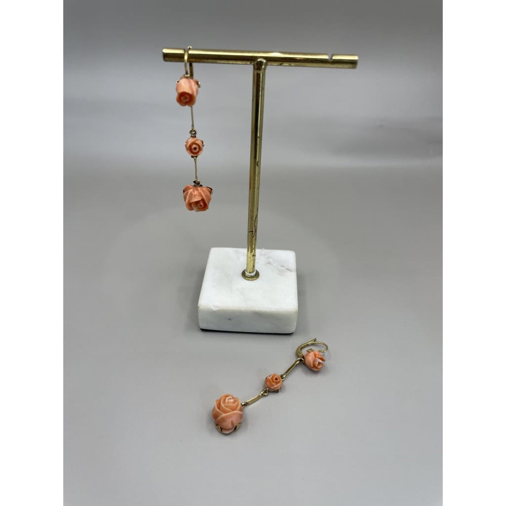 Paire de pendants d'oreilles or jaune et corail 