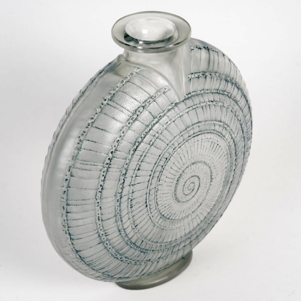 Vase "Escargot" verre blanc patiné bleu de René LALIQUE 