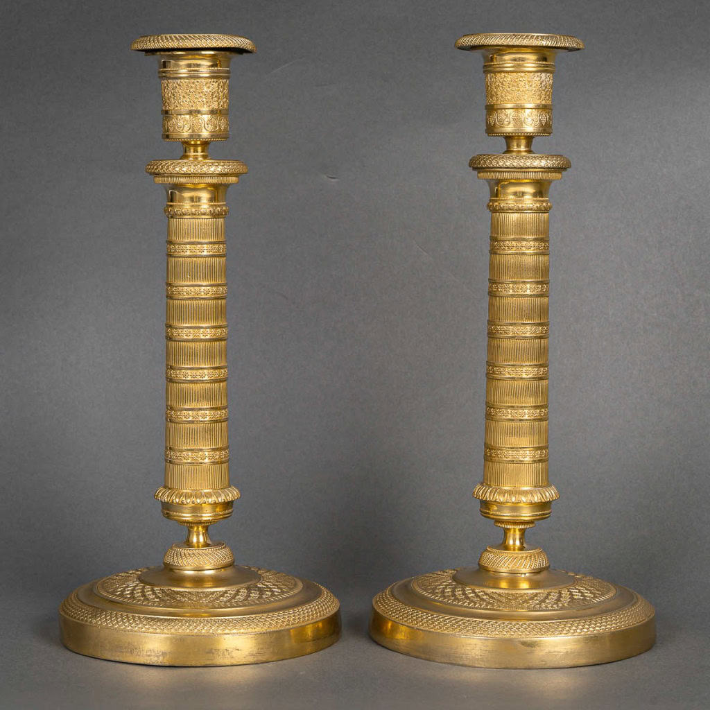 Paire de bougeoirs montés en lampes d’époque Empire en bronze finement ciselé et doré vers 1810 