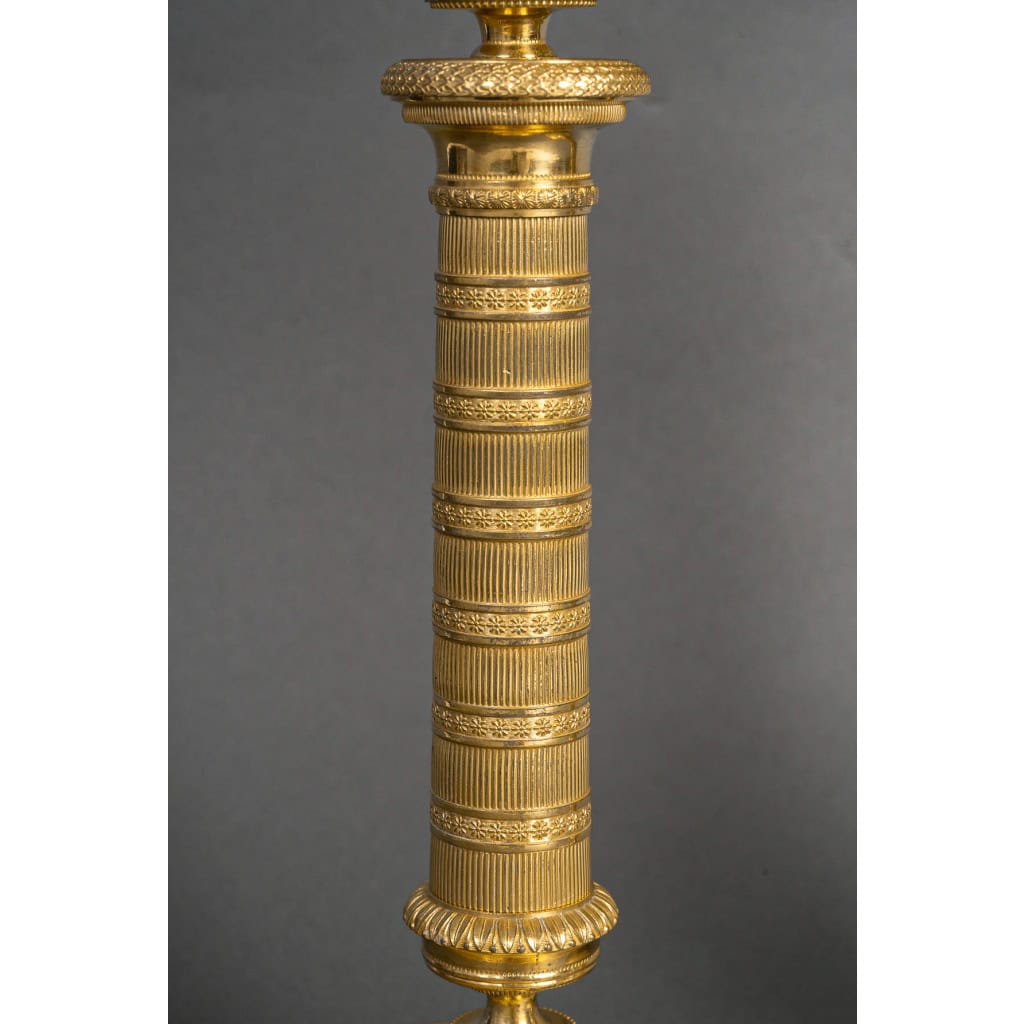 Paire de bougeoirs montés en lampes d’époque Empire en bronze finement ciselé et doré vers 1810 