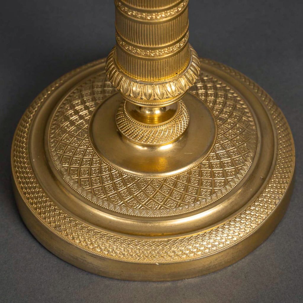 Paire de bougeoirs montés en lampes d’époque Empire en bronze finement ciselé et doré vers 1810 