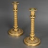 Paire de bougeoirs montés en lampes d’époque Empire en bronze finement ciselé et doré vers 1810 