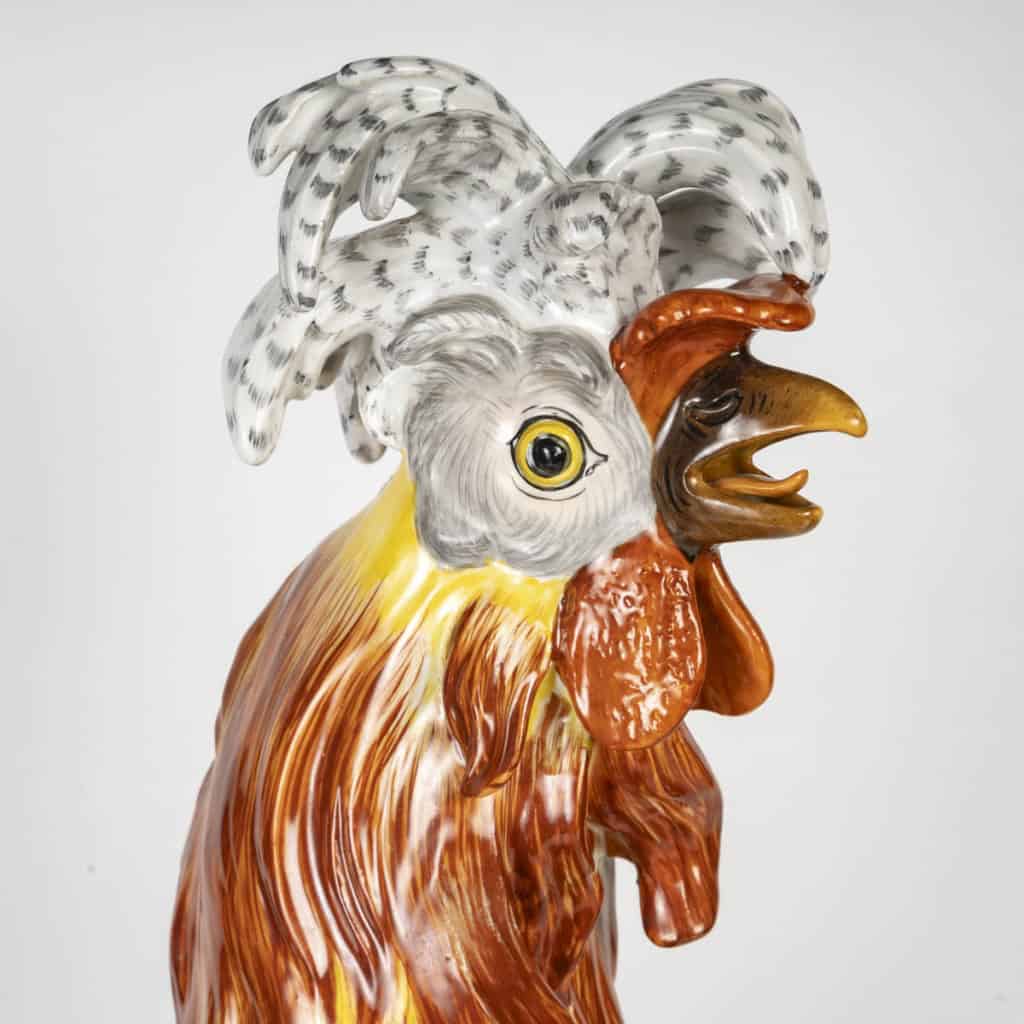 Superbe et imposante sculpture animalière polychrome en porcelaine représentant un coq, travail français de la manufacture de Samson, XIXe siècle. 