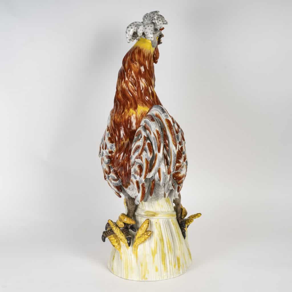 Superbe et imposante sculpture animalière polychrome en porcelaine représentant un coq, travail français de la manufacture de Samson, XIXe siècle. 