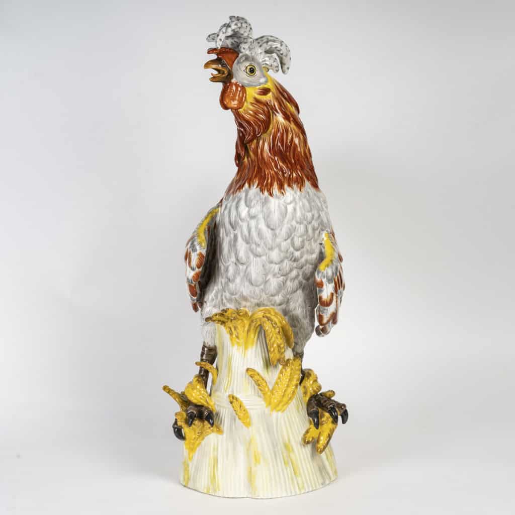 Superbe et imposante sculpture animalière polychrome en porcelaine représentant un coq, travail français de la manufacture de Samson, XIXe siècle. 