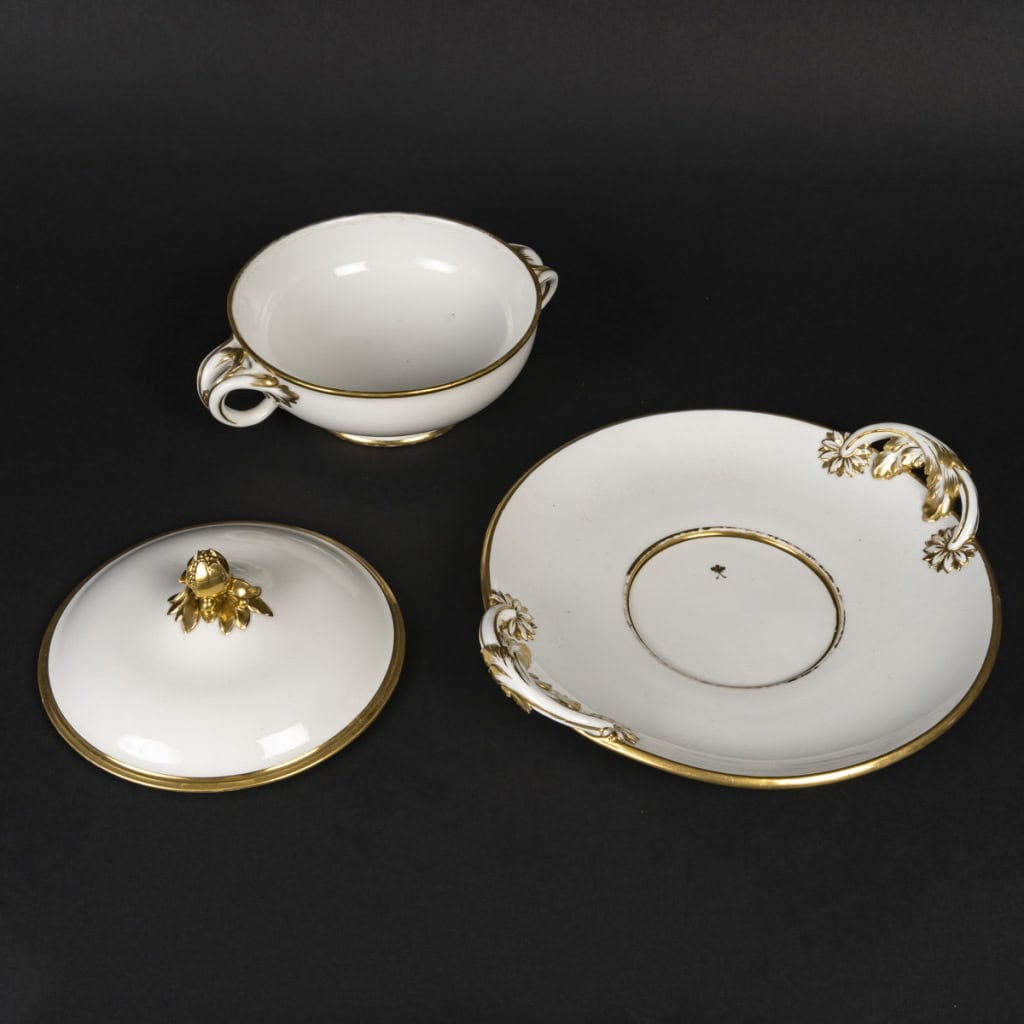 Bouillon en porcelaine blanche rehaussé de dorures, de la manufacture de royale Sèvres, marque HP du doreur, fin XVIIIe siècle 