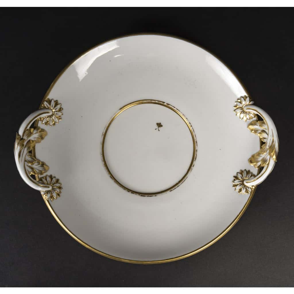 Bouillon en porcelaine blanche rehaussé de dorures, de la manufacture de royale Sèvres, marque HP du doreur, fin XVIIIe siècle 