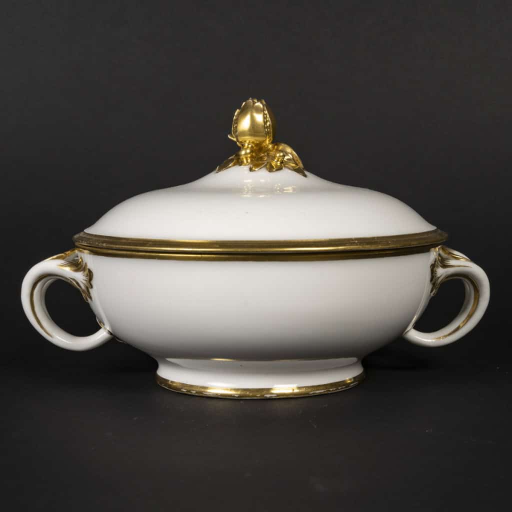 Bouillon en porcelaine blanche rehaussé de dorures, de la manufacture de royale Sèvres, marque HP du doreur, fin XVIIIe siècle 