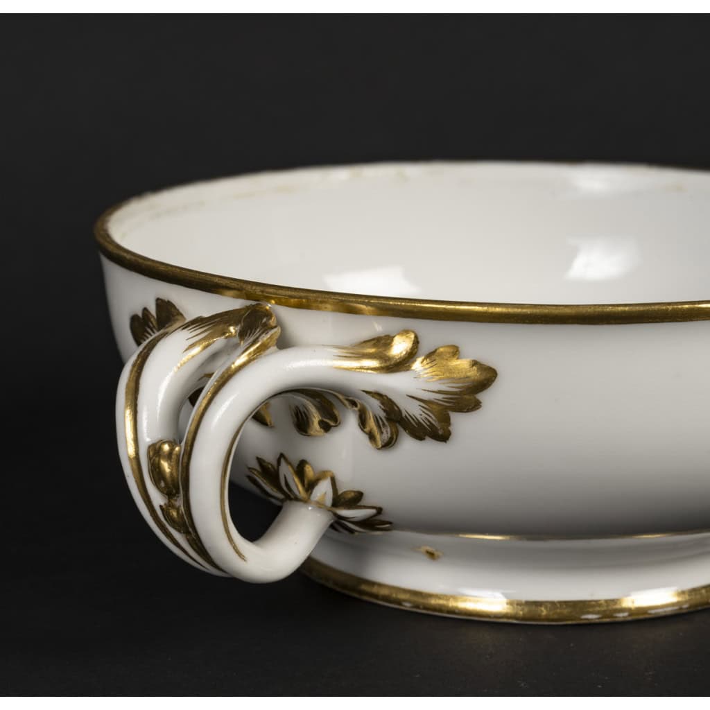 Bouillon en porcelaine blanche rehaussé de dorures, de la manufacture de royale Sèvres, marque HP du doreur, fin XVIIIe siècle 