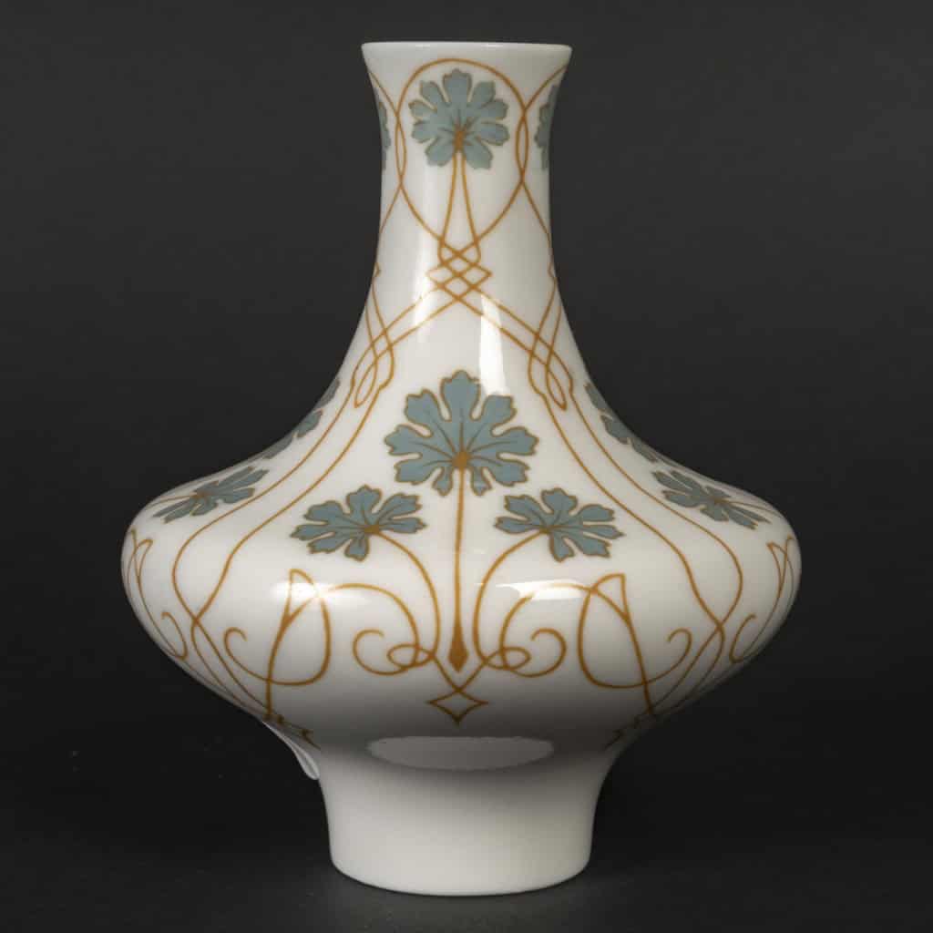 Petit vase en porcelaine de la manufacture de Sèvres, période Art Nouveau, style proche de l'Art & Craft, début du XXe siècle 