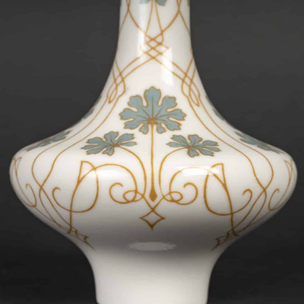 Petit vase en porcelaine de la manufacture de Sèvres, période Art Nouveau, style proche de l'Art & Craft, début du XXe siècle 