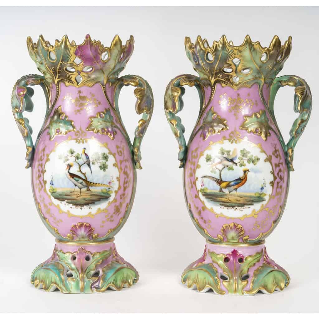 Paire de vases roses et verts de Paris 