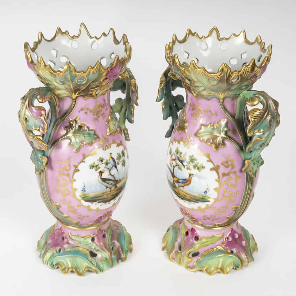 Paire de vases roses et verts de Paris 