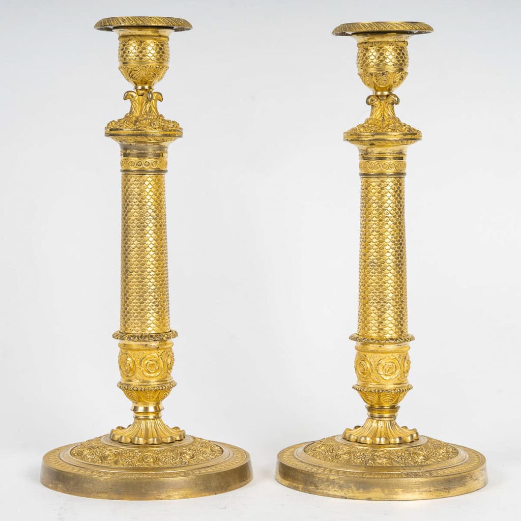 Paire de bougeoirs montés en lampes d’époque Empire en bronze finement ciselé d’écailles de poisson et doré vers 1810 