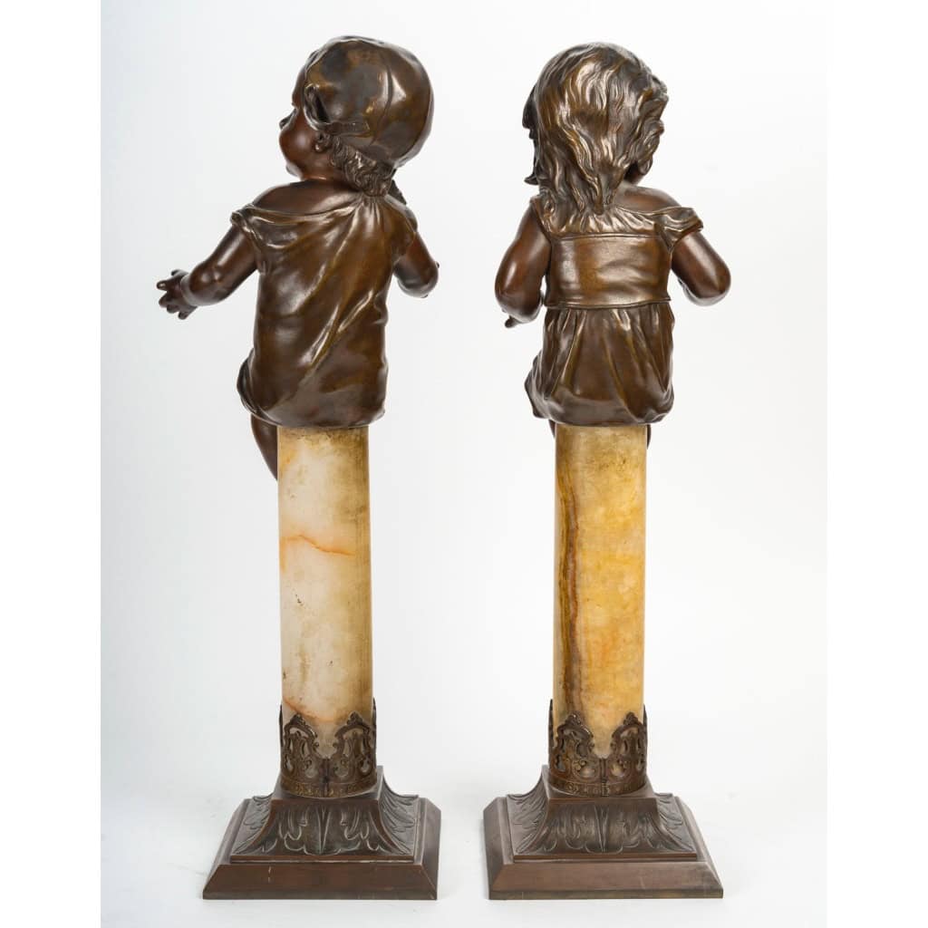 Fillette et Jeune Garçon, Paire de Sculptures en Bronze signées Lecorney, circa 1880 