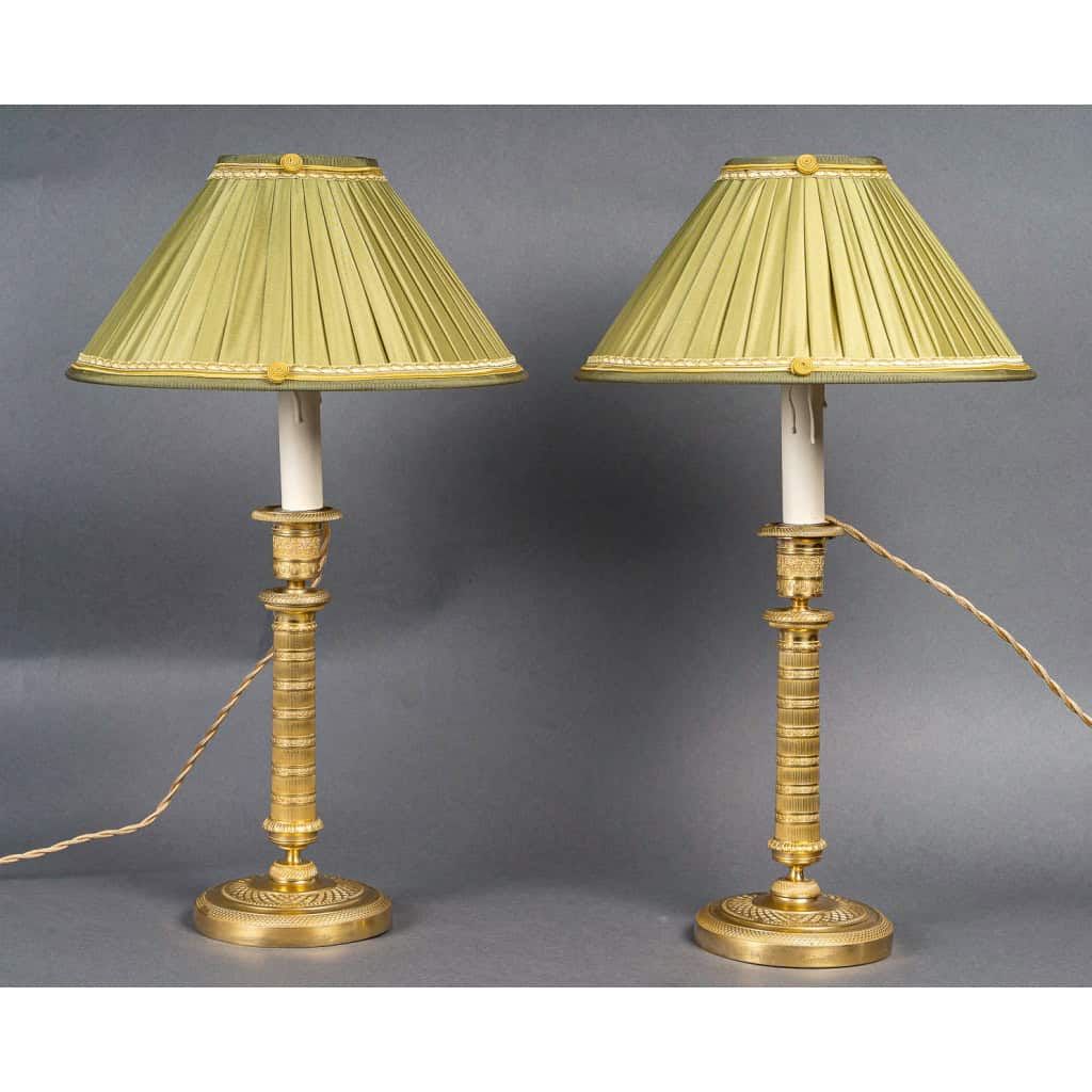 Paire de bougeoirs montés en lampes d’époque Empire en bronze finement ciselé et doré vers 1810 