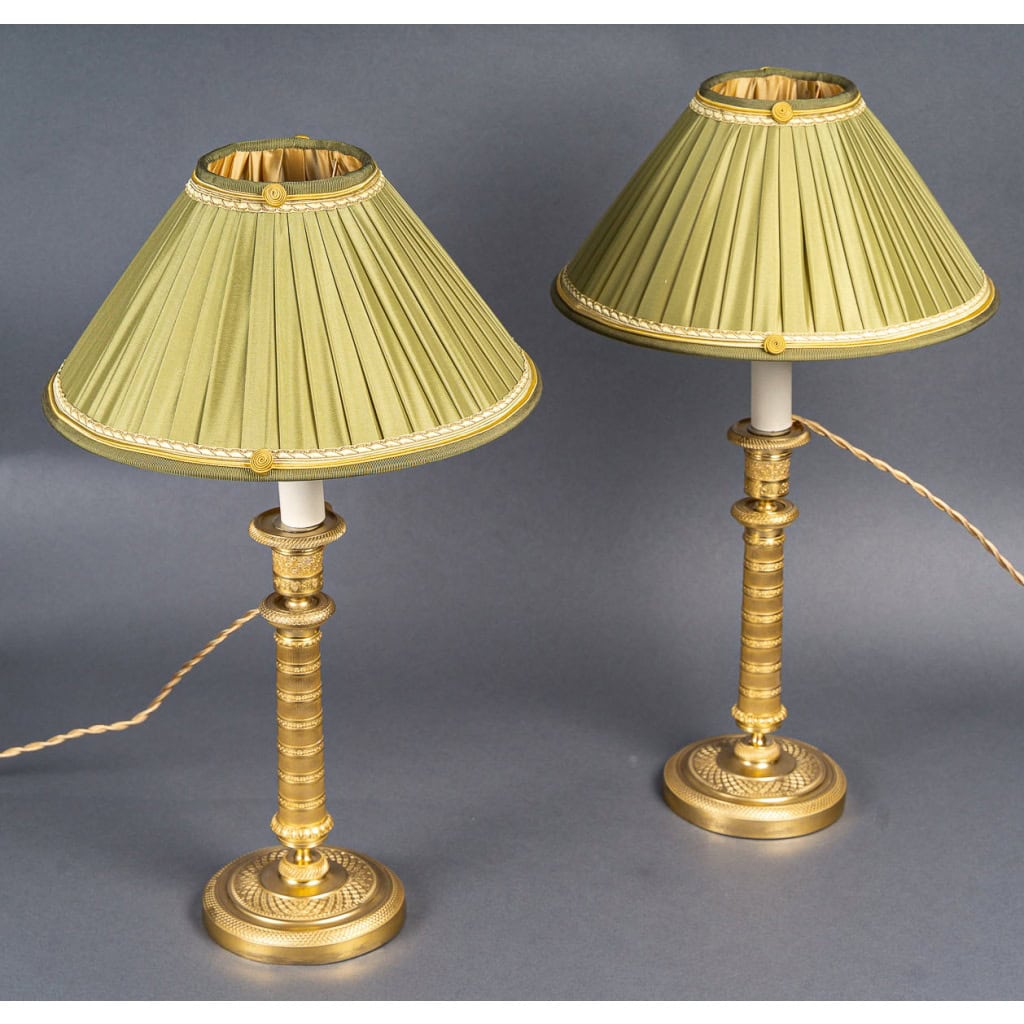 Paire de bougeoirs montés en lampes d’époque Empire en bronze finement ciselé et doré vers 1810 