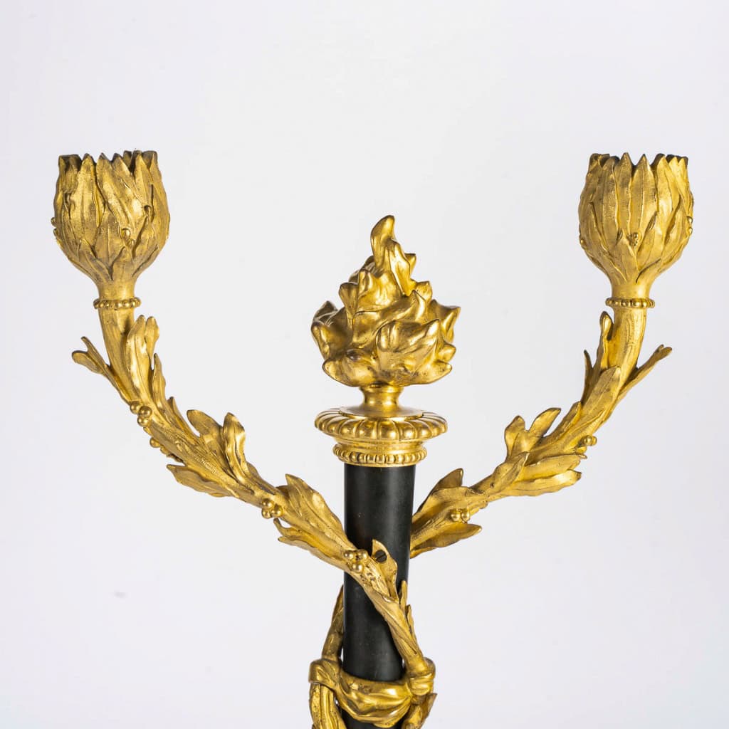 Paire de candélabres de style Louis XVI en bronze patiné et doré vers 1880 