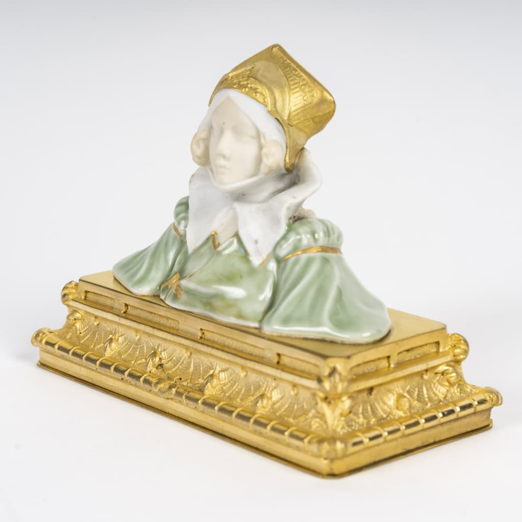 Superbe sculpture en biscuit, porcelaine et bronze doré représentant le buste d’une femme, porte le cachet de l’artiste Paul Louchet, période Art Nouveau, fin du XIXe siècle. 