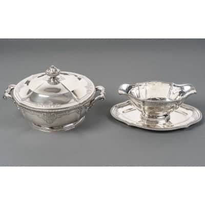 LAPPARRA - Légumier et sa saucière en argent massif fin XIXe Garniture de table en argent composée d,un légumier et d'une saucière. Décor de godrons et d'une gravure à la Bérain sur fond amati. Les anses des légumiers sont à enroulement. Dimensions - Légumier: 21.5cm de diamètre, 15.5cm de hauteur. - Saucière: 24cm de longueur, 17cm de largeur, 9cm de hauteur Matière : argent 1er titre Poids : 2073 grammes env. Poinçon : Minerve. Epoque : Fin XIXè Orfèvre : LAPPARRA Origine : France/Paris