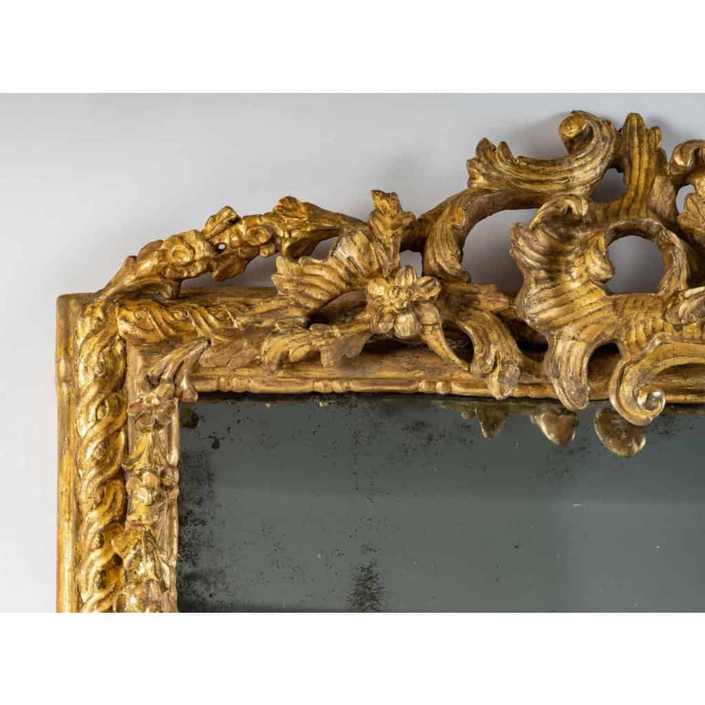 Miroir en bois sculpté et doré, travail Italien du milieu du XVIIIème siècle vers 1750-1760 