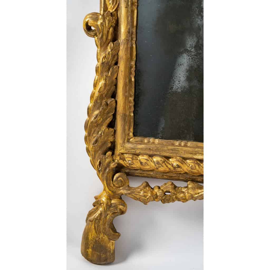 Miroir en bois sculpté et doré, travail Italien du milieu du XVIIIème siècle vers 1750-1760 