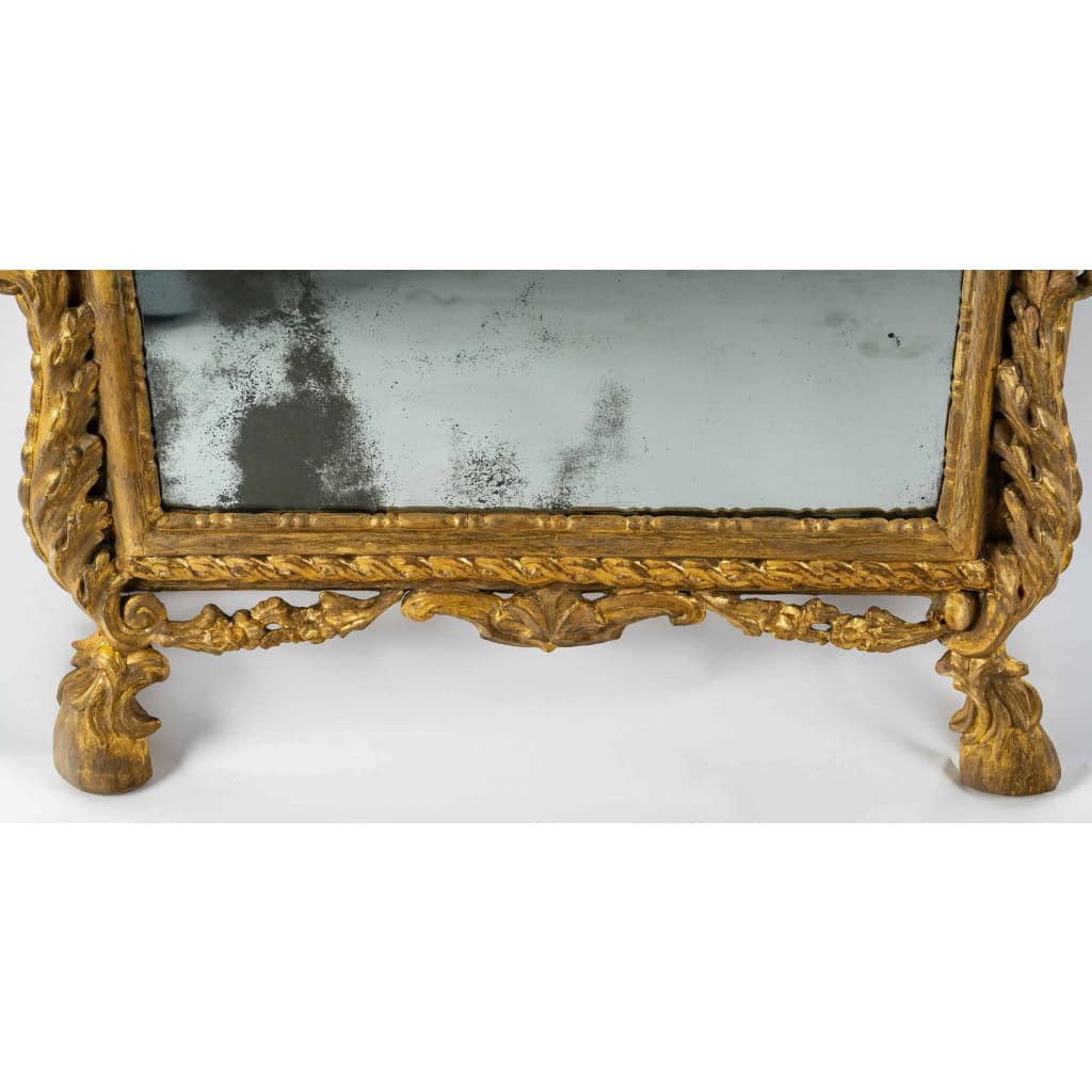 Miroir en bois sculpté et doré, travail Italien du milieu du XVIIIème siècle vers 1750-1760 