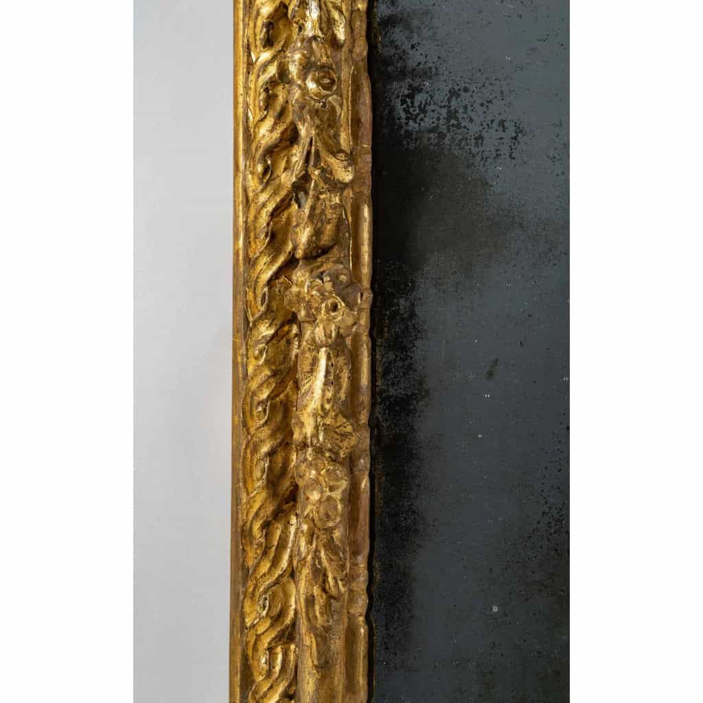 Miroir en bois sculpté et doré, travail Italien du milieu du XVIIIème siècle vers 1750-1760 