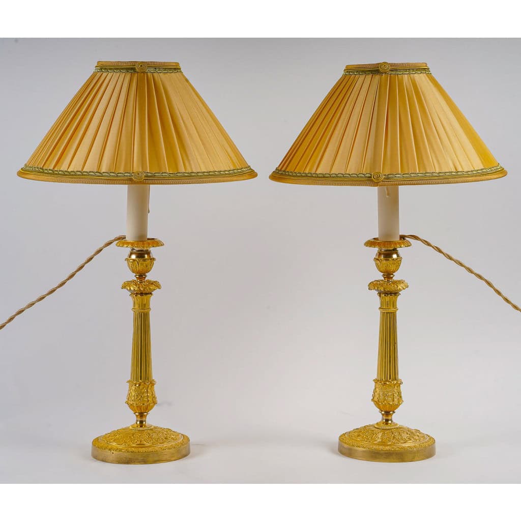 Paire de flambeaux d’époque Restauration en bronze ciselé et doré montés en lampes vers 1820 