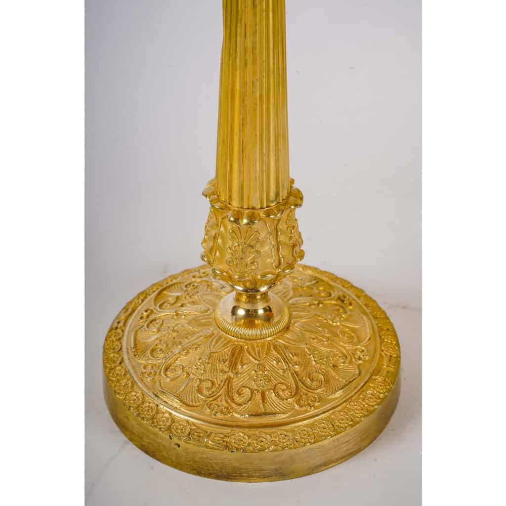 Paire de flambeaux d’époque Restauration en bronze ciselé et doré montés en lampes vers 1820 