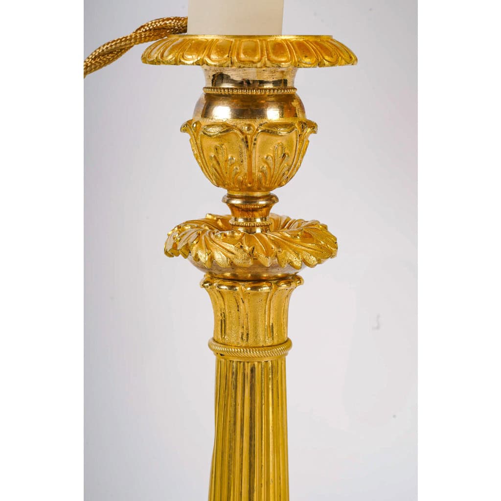 Paire de flambeaux d’époque Restauration en bronze ciselé et doré montés en lampes vers 1820 