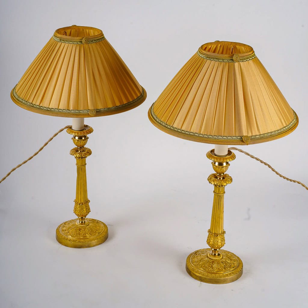 Paire de flambeaux d’époque Restauration en bronze ciselé et doré montés en lampes vers 1820 