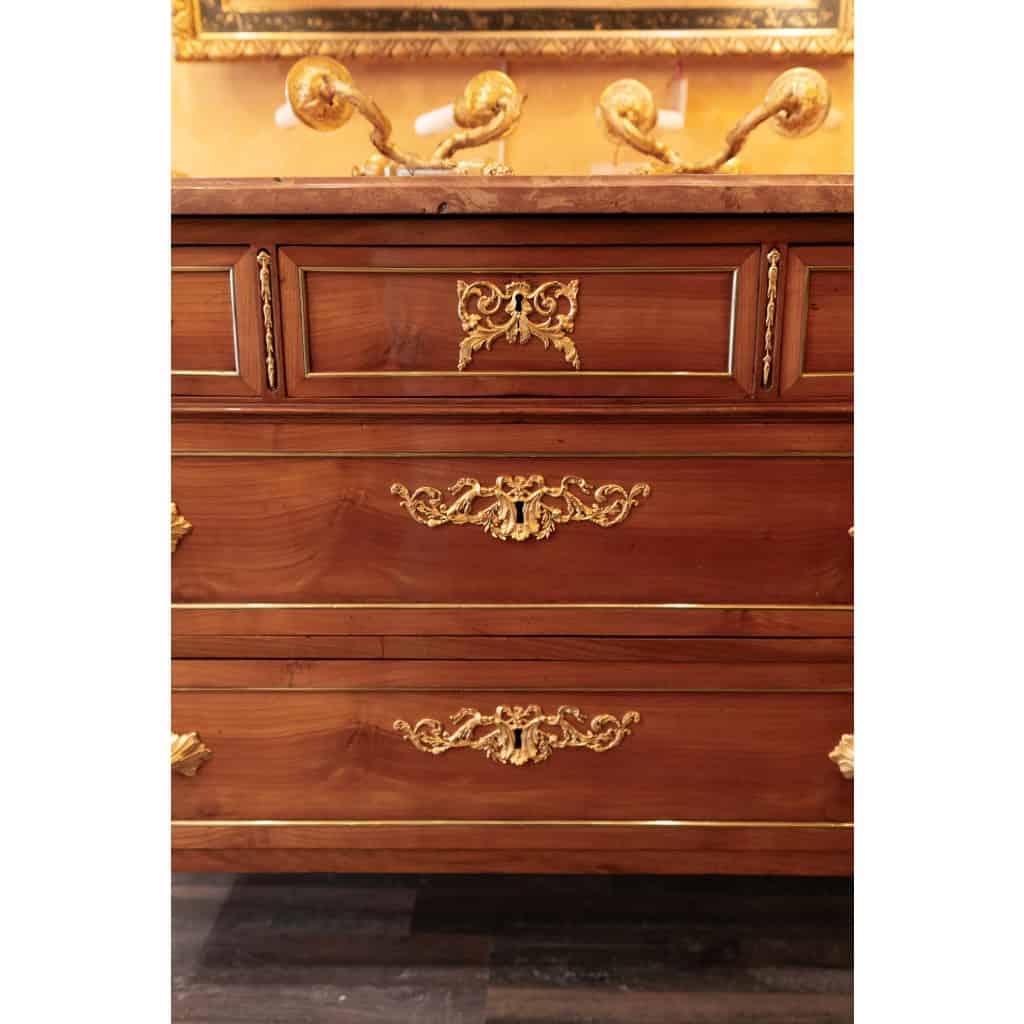 Commode en cerisier massif d’époque Louis XVI vers 1780 