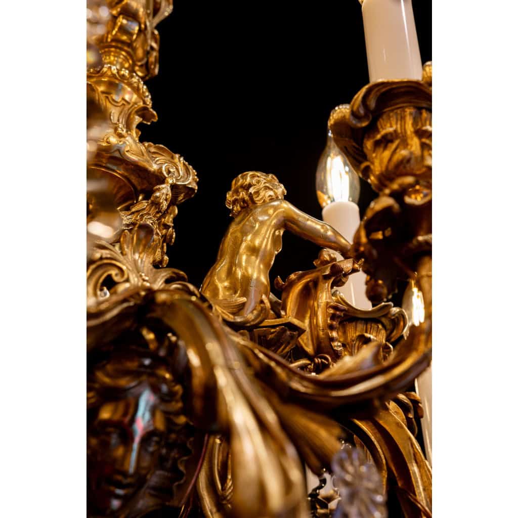 Victor Raulin Lustre en bronze ciselé et doré de style Louis XV aux Amours vers 1880 