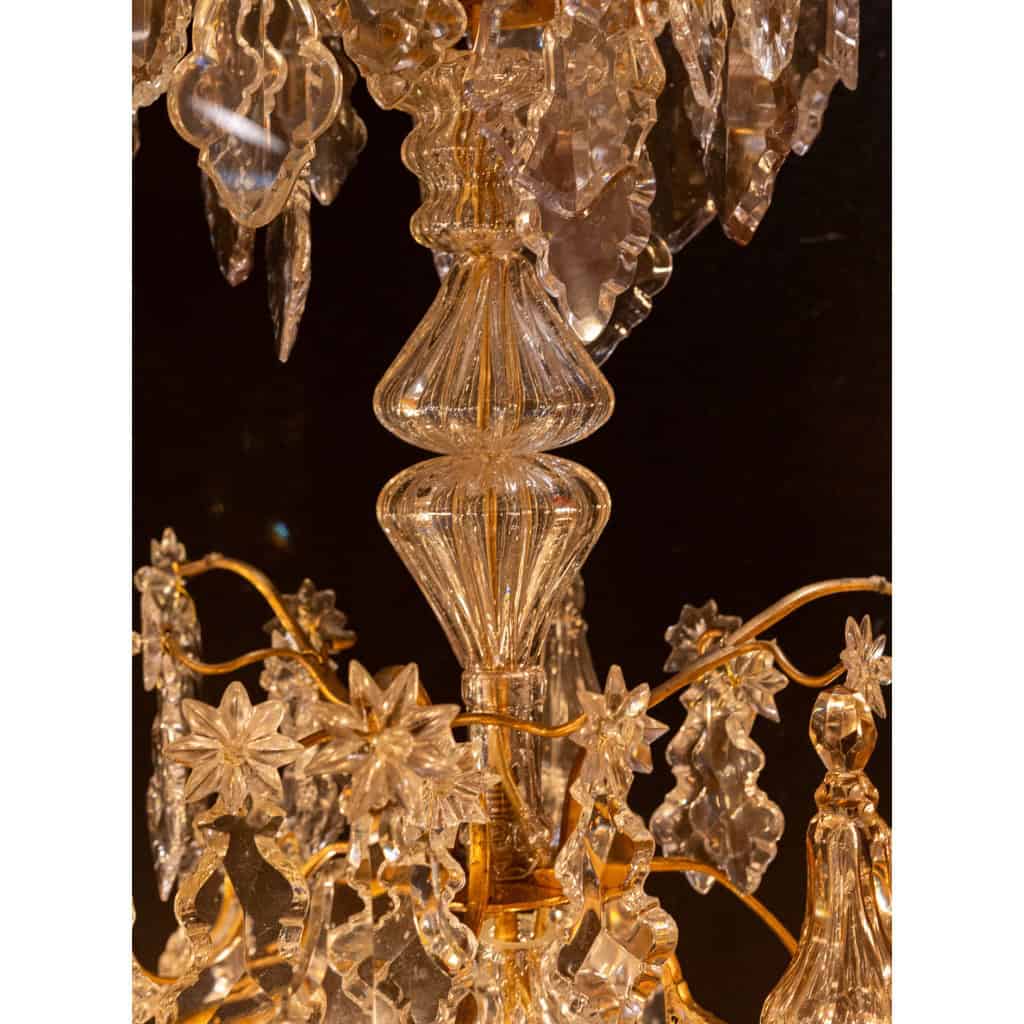 Lustre d’époque Louis XV en bronze doré à décor de poignards et plaquettes en cristal taillé vers 1760 