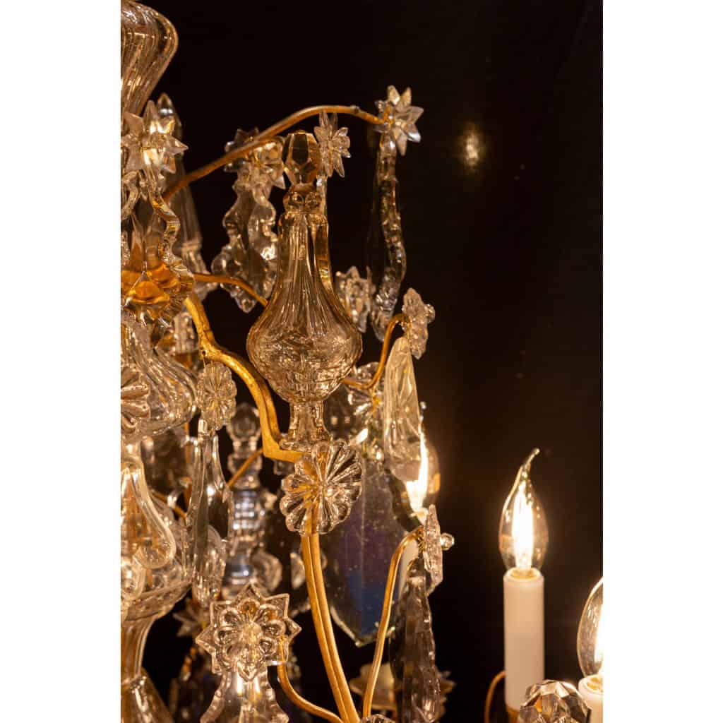 Lustre d’époque Louis XV en bronze doré à décor de poignards et plaquettes en cristal taillé vers 1760 