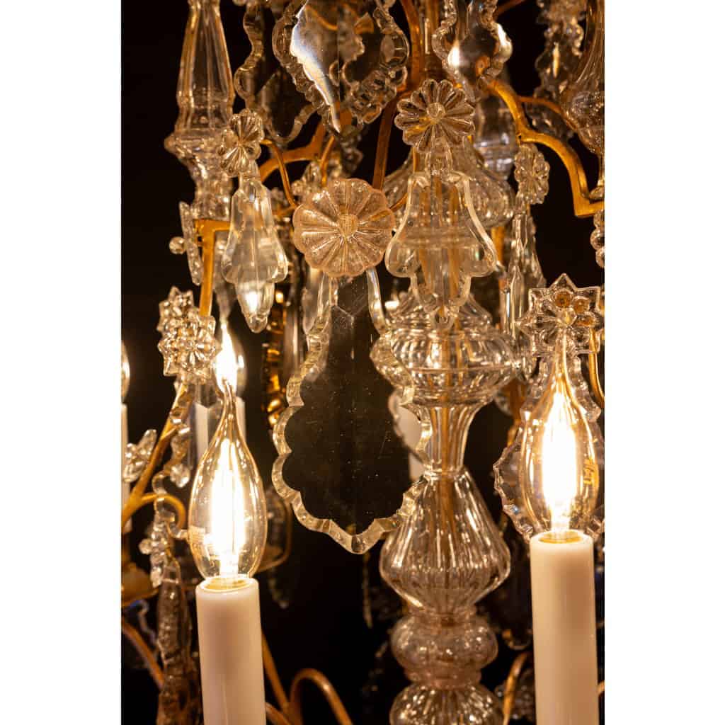 Lustre d’époque Louis XV en bronze doré à décor de poignards et plaquettes en cristal taillé vers 1760 