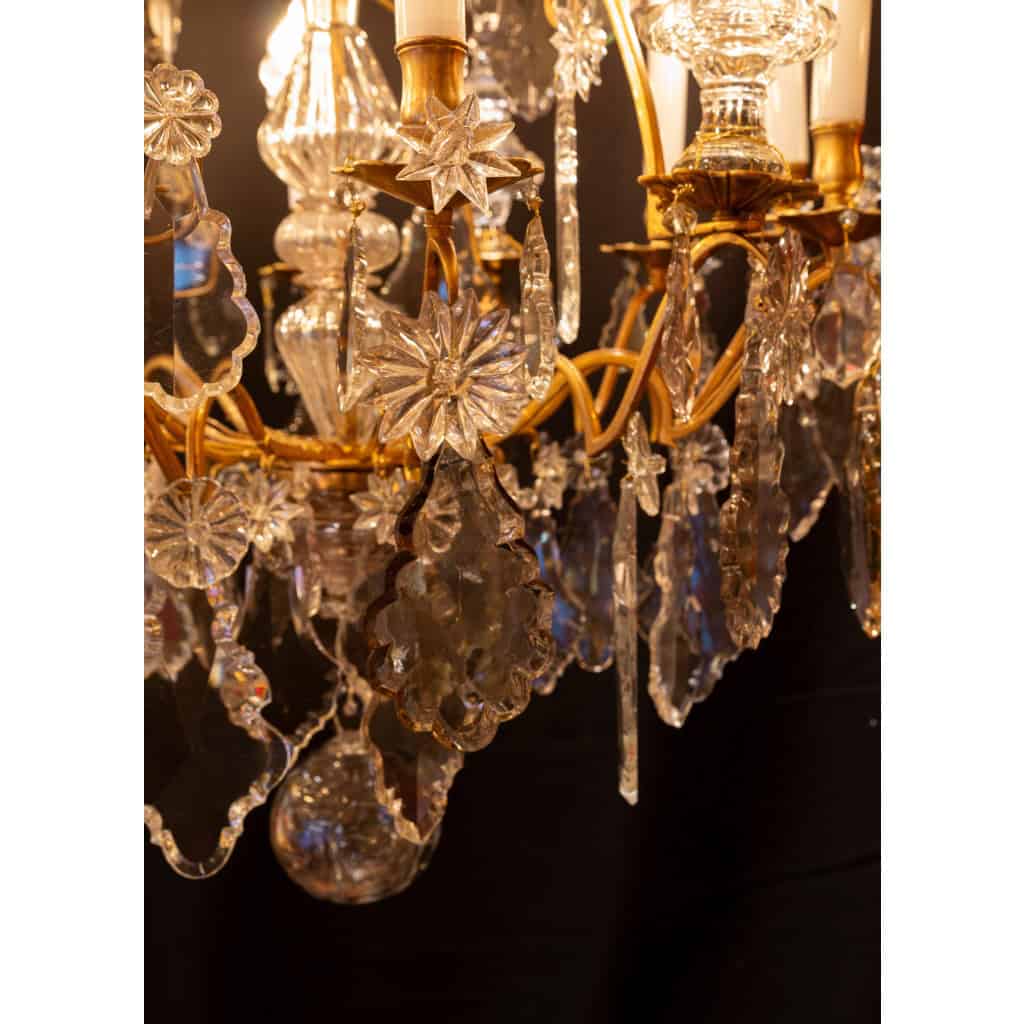 Lustre d’époque Louis XV en bronze doré à décor de poignards et plaquettes en cristal taillé vers 1760 