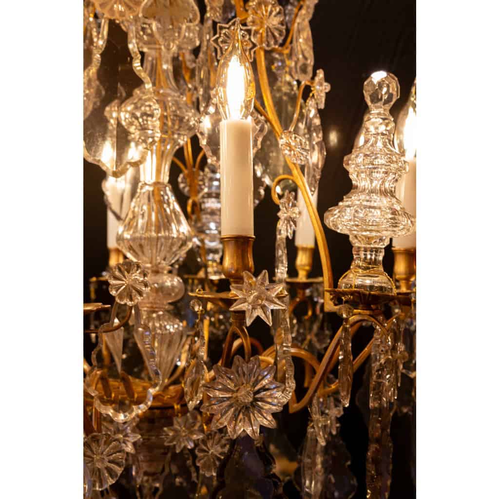 Lustre d’époque Louis XV en bronze doré à décor de poignards et plaquettes en cristal taillé vers 1760 