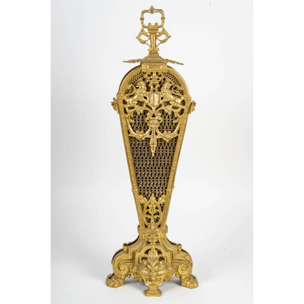 Important écran de cheminée éventail, pare-feu, en bronze doré de style Louis XVI. 