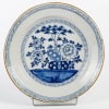 Plat en faïence de Delft vers 1750 à décor de branches de bambou - Manufacture L’Aiguière de Porcelaine 