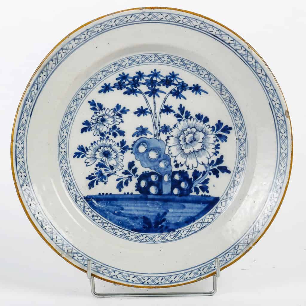 Plat en faïence de Delft vers 1750 à décor de branches de bambou - Manufacture L’Aiguière de Porcelaine 